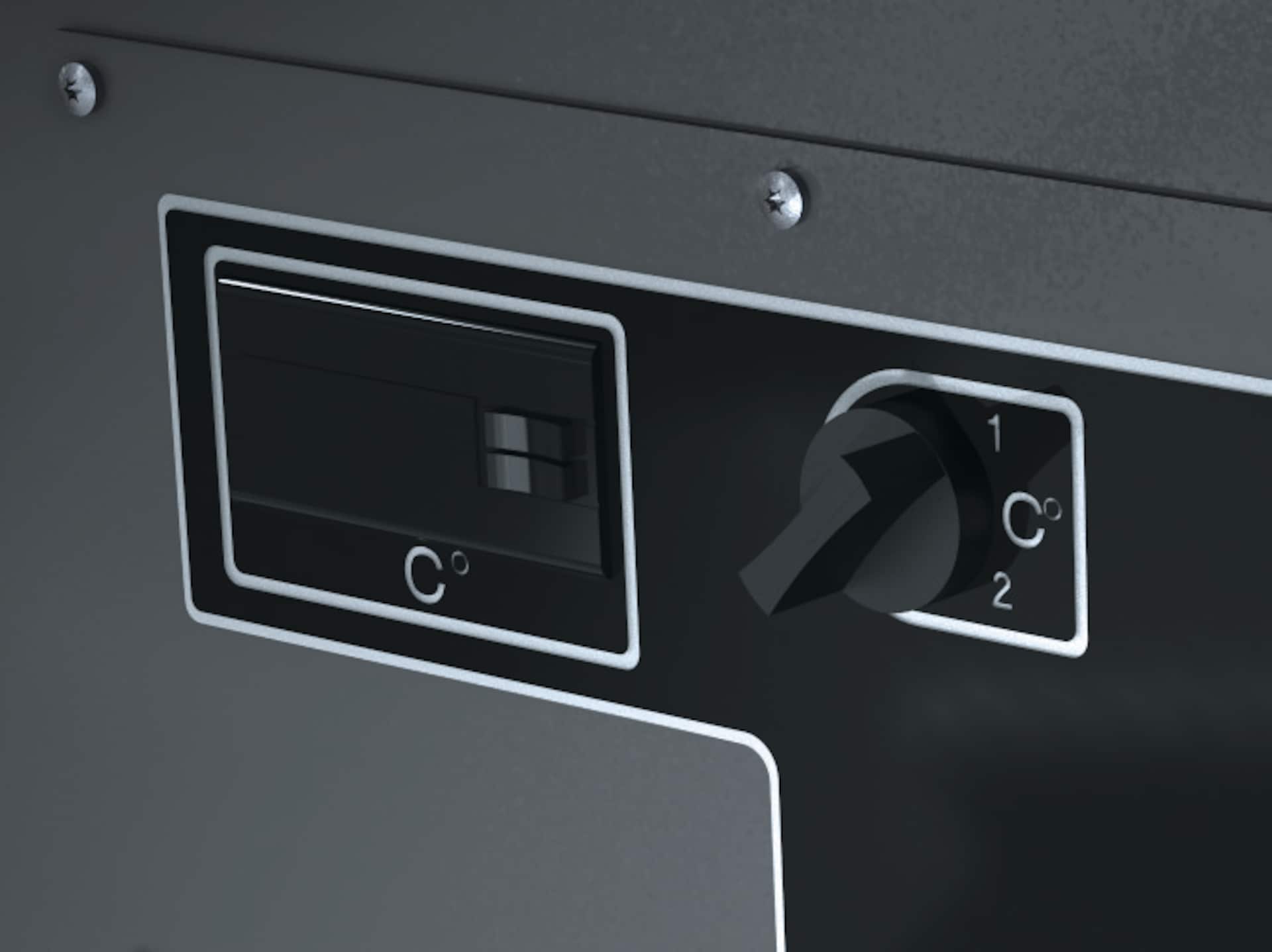 Close-up do painel de controle de um eletrodoméstico preto, mostrando um compartimento para exibição da temperatura e um botão seletor de duas posições em °C.